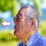 猫背で顔が突き出ている高齢者
