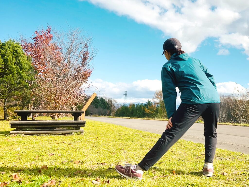 開脚のストレッチを行う女性