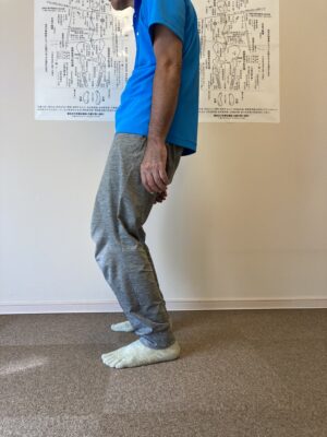 猫背が歩きに与える影響の写真