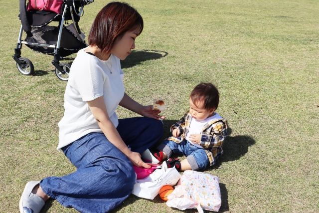 赤ちゃんとお母さん、お母さんの座り方