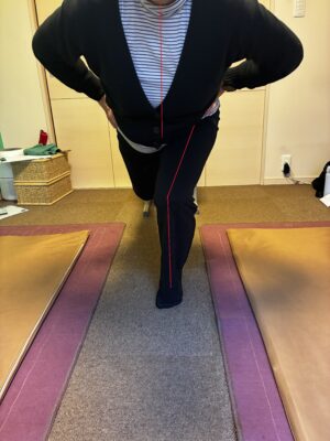 ブルガリアンスクワットを行う女性　左脚