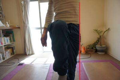 左片脚立ち