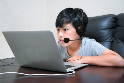 悪い姿勢でコンピューターを操作する